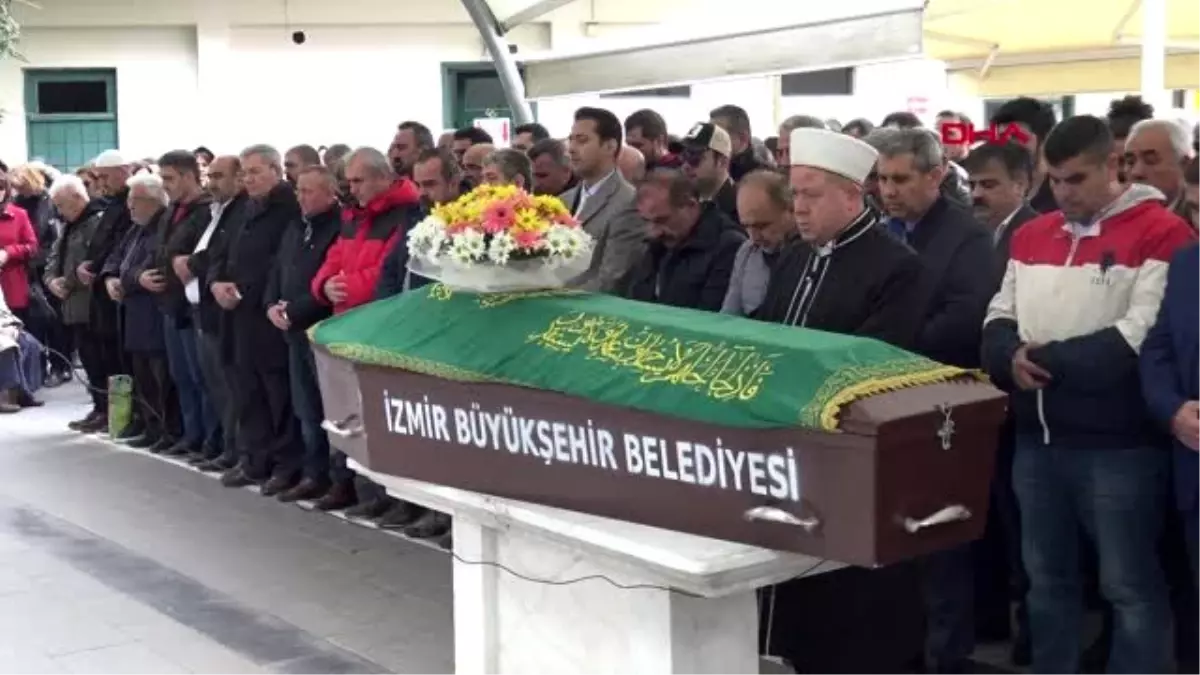 Samsun\'daki evinde ölü bulunan doktor, izmir\'de toprağa verildi