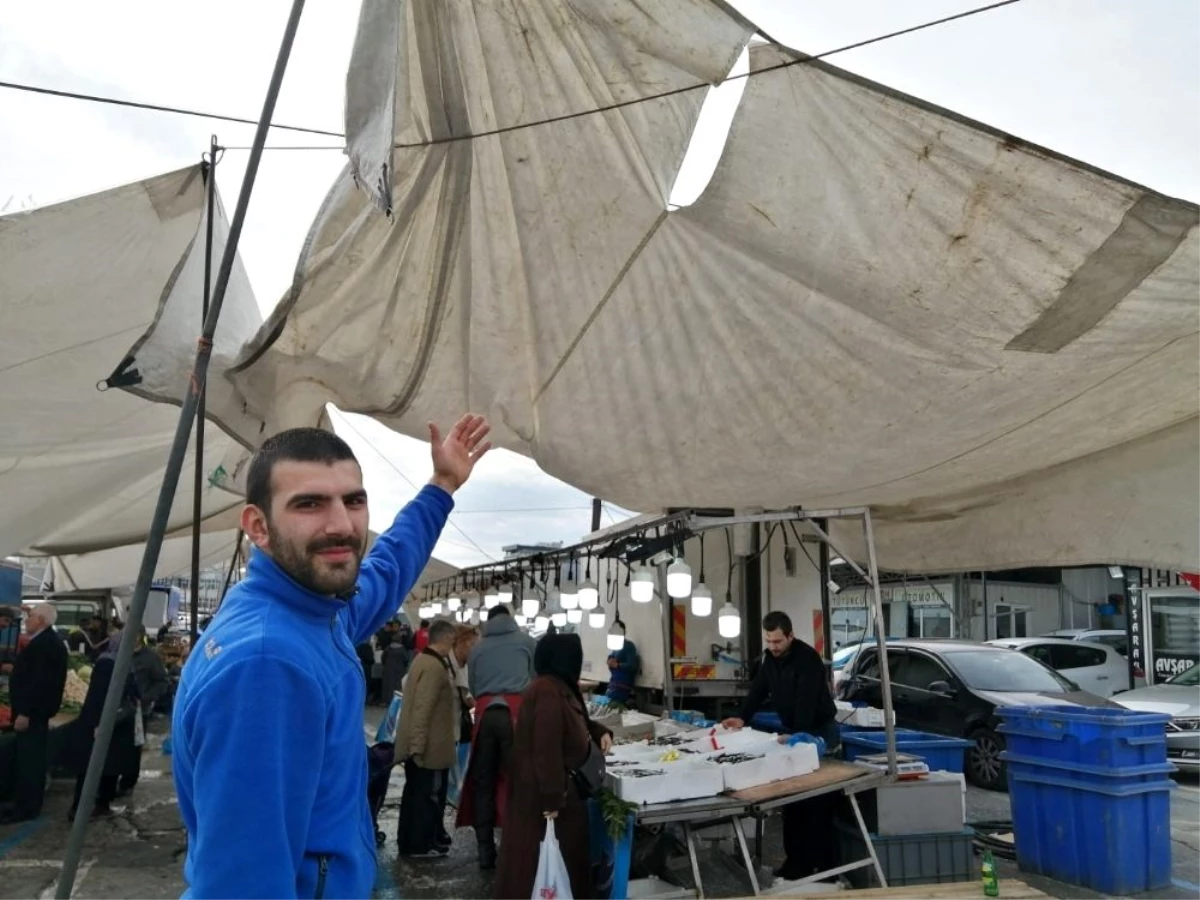 Şiddetli rüzgar pazarcılara zor anlar yaşattı