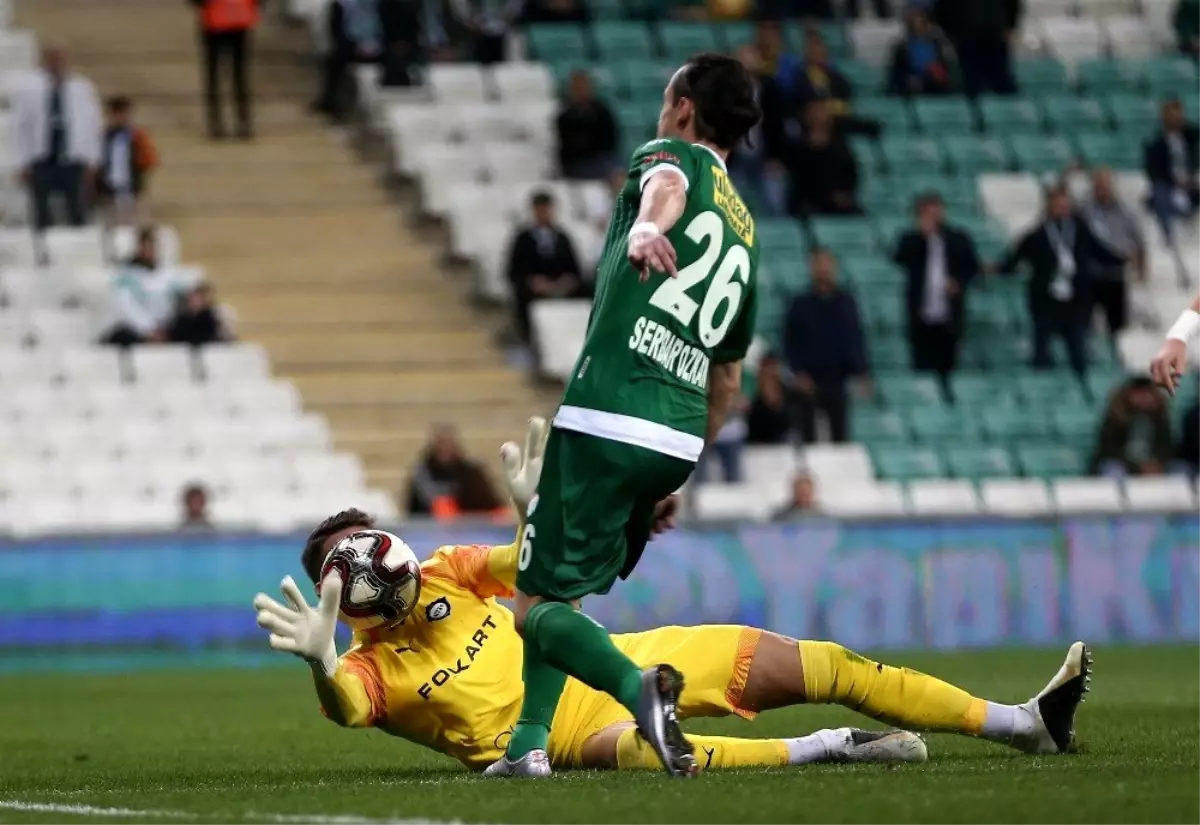 TFF 1. Lig: Bursaspor: 1 - Altay: 2 (İlk yarı sonucu)