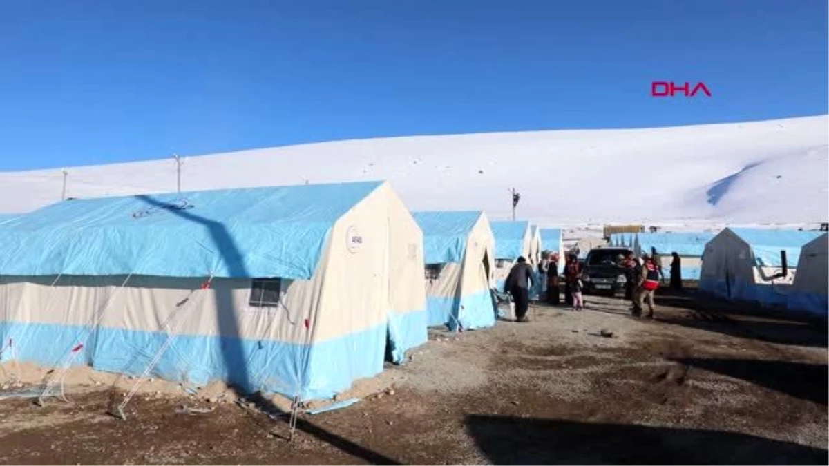 Van deprem bölgesinde çadırlar kurulup, enkazlar kaldırılıyor