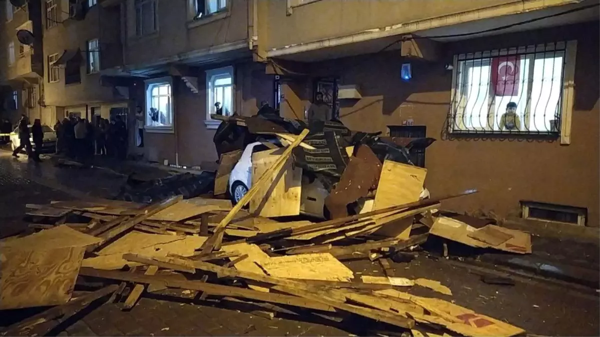 Zeytinburnu 5 katlı binanın çatısı uçtu