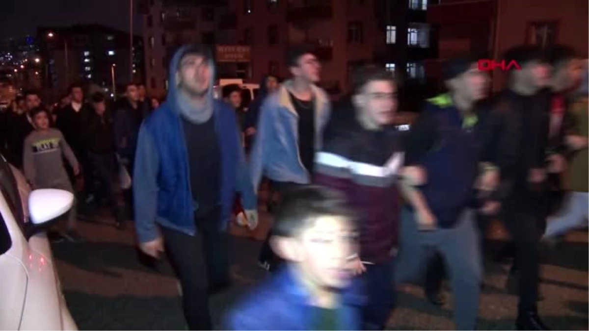 Ankara şehit evinin önünde toplanan binlerce ankaralı, \'istiklal marşı\' okudu