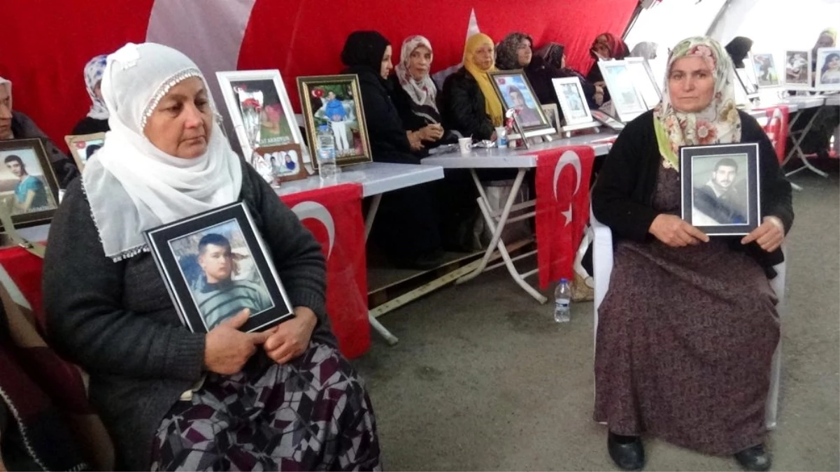 Diyarbakır\'da HDP önünde evlat nöbetine iki aile daha katıldı