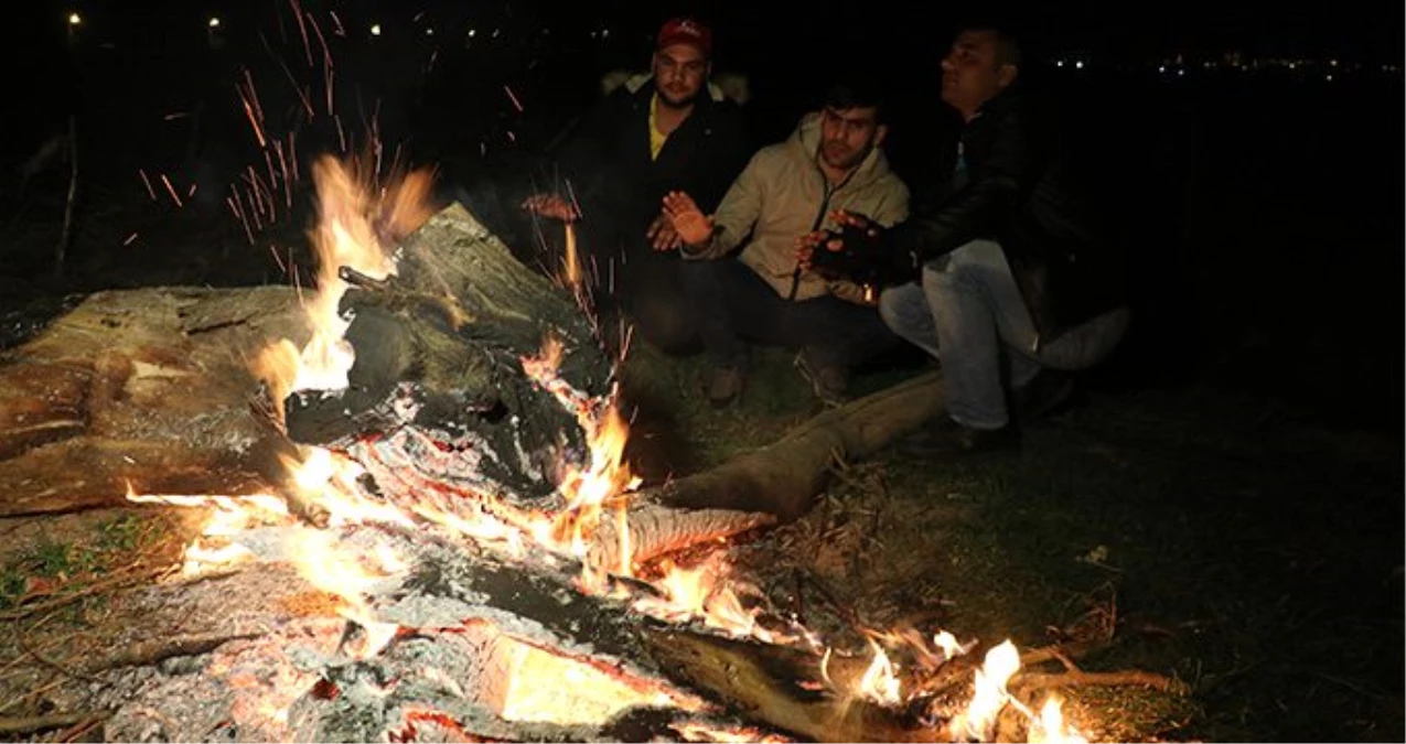 Edirne\'de tampon bölgede bekleyen göçmenler ateş yakarak ısınmaya çalışıyor
