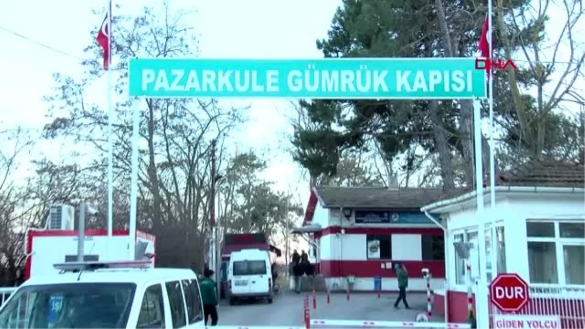 Edirne\'de tampon bölgedeki göçmenler ateş yakarak ısınmaya çalışıyor