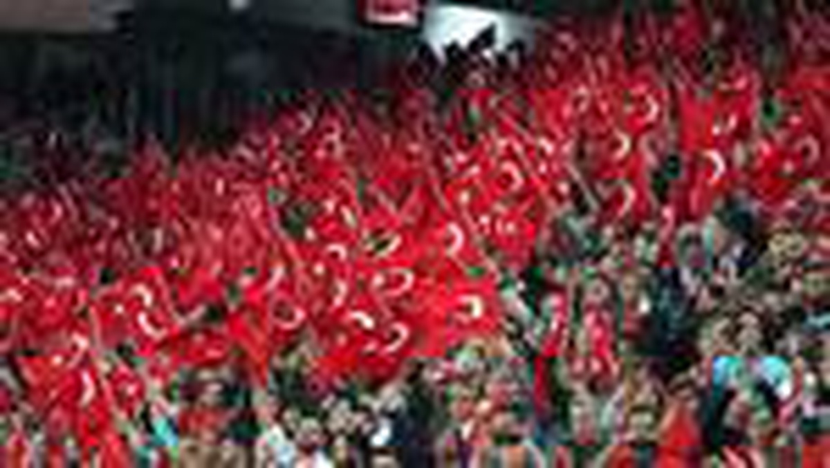 Futbol maçlarında statta sadece Türk bayrağı olacak