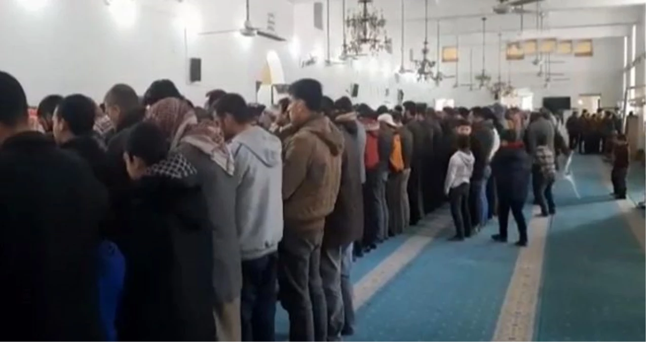 Halep halkı, cuma namazının ardından İdlib şehitleri için gıyabi cenaze namazı kıldı