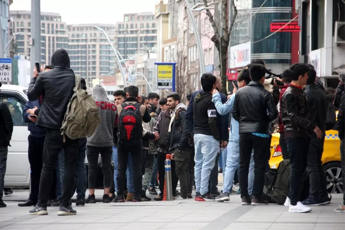 İstanbul\'da mülteciler sınır kapılarına gidiyor