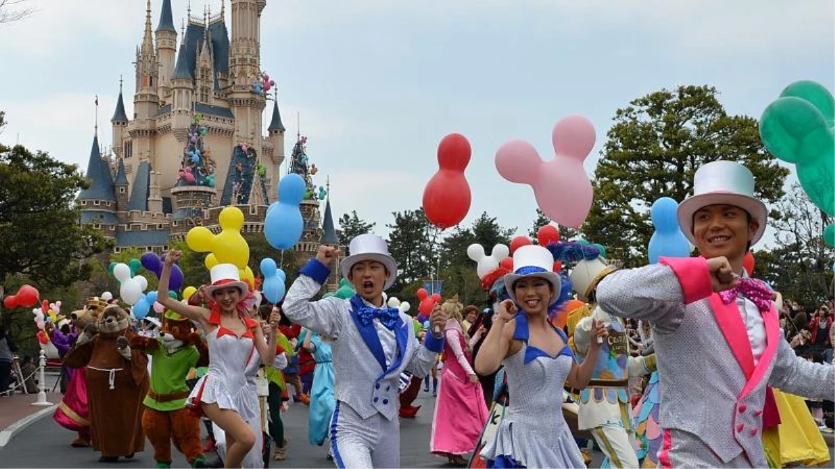 Japonya koronavirüs nedeniyle Tokyo\'daki DisneyLand\'ı geçici olarak kapatıyor