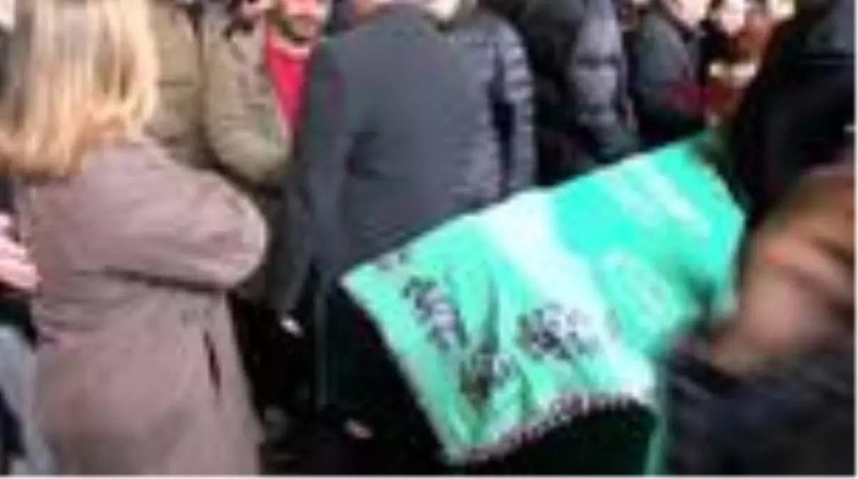 Kadıköy\'de minibüsün çarpması sonucu ölen yaşlı kadın toprağa verildi