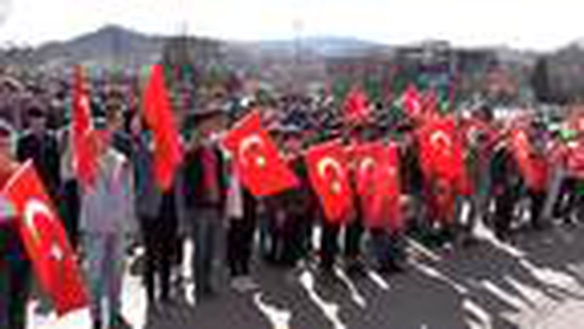 Karabük\'te liseliler şehitler için yürüdü