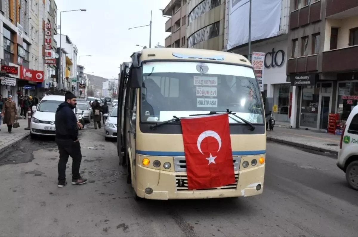 Kars\'ta dolmuşçular Türk Bayrağı ve siyah kurdele bağladı