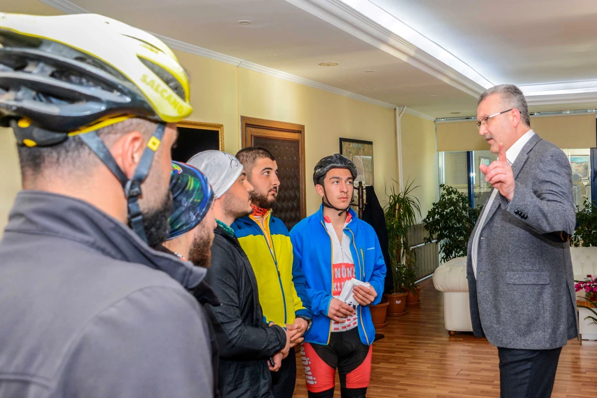 Marmara turuna çıkan Malatyalı bisikletçilerden Karacabey\'de mola