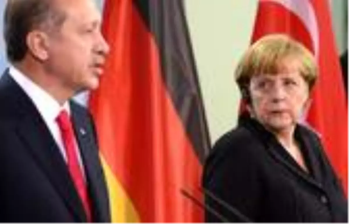 Merkel: Türk birliklerine yönelik saldırıyı kınıyorum