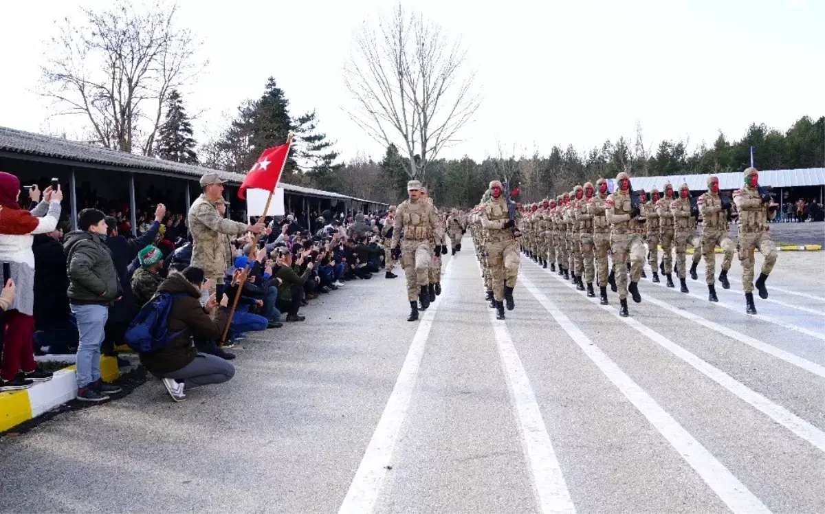 Mezun olan uzman jandarmalar, \'vatan bölünmez\' diye haykırdı