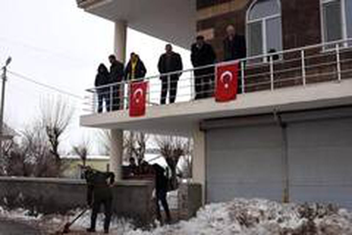 Şehidin haberi ailesine ulaştı, köyü Türk bayrakları ile donatıldı