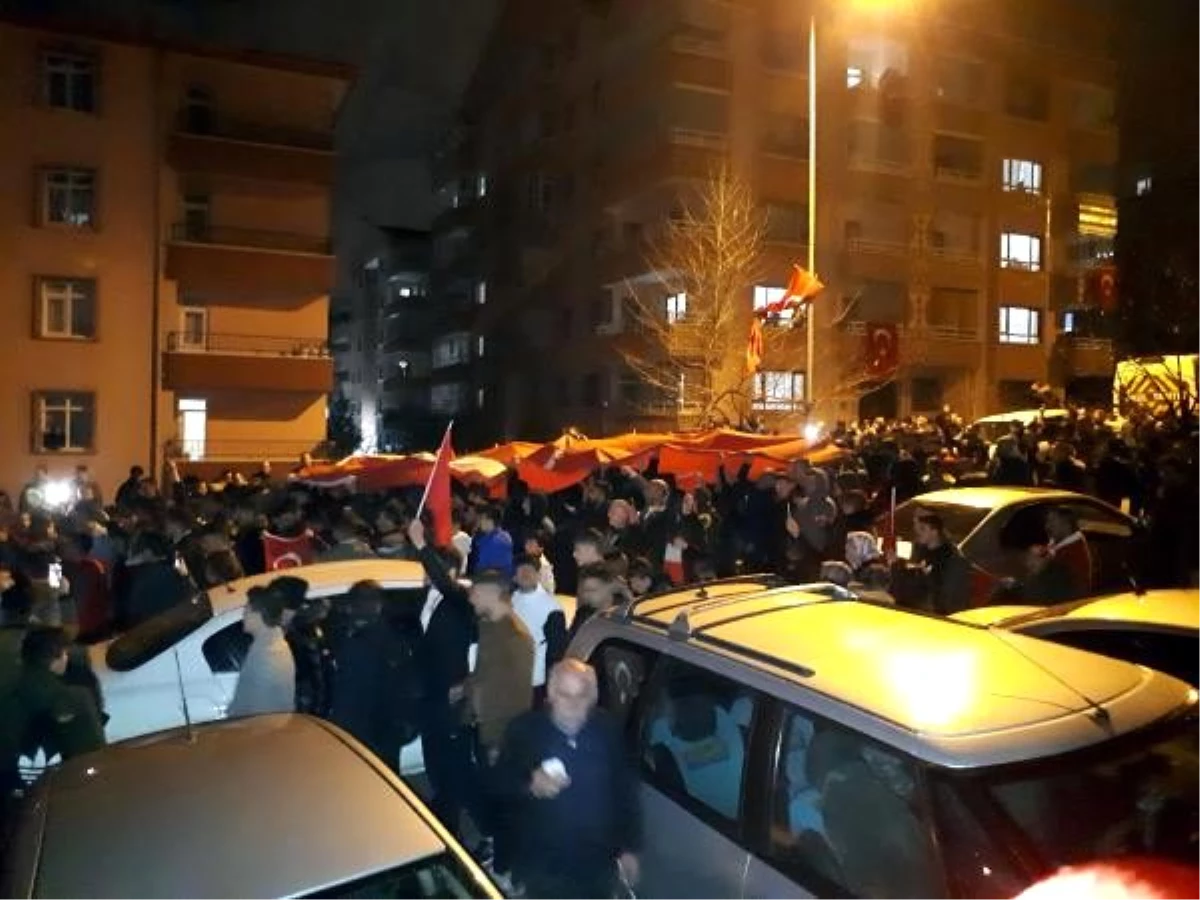 Şehit evinin önünde toplanan binlerce Ankaralı, \'İstiklal Marşı\' okudu