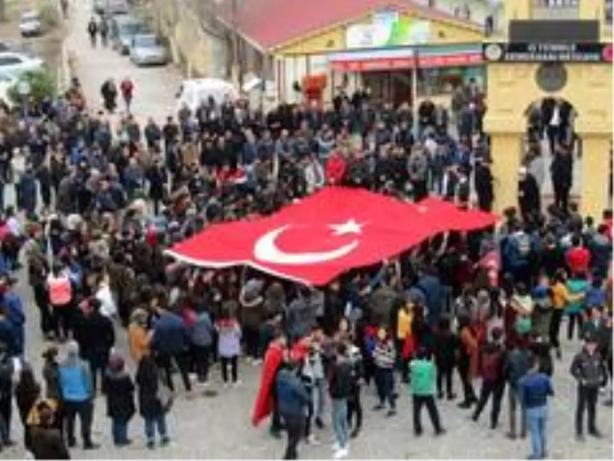 Şehitlere saygı, hain saldırıya tepki yürüyüşü yapıldı