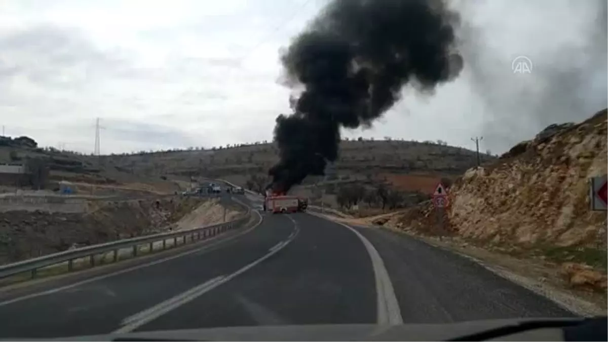 Seyir halindeki iş makinesi yandı