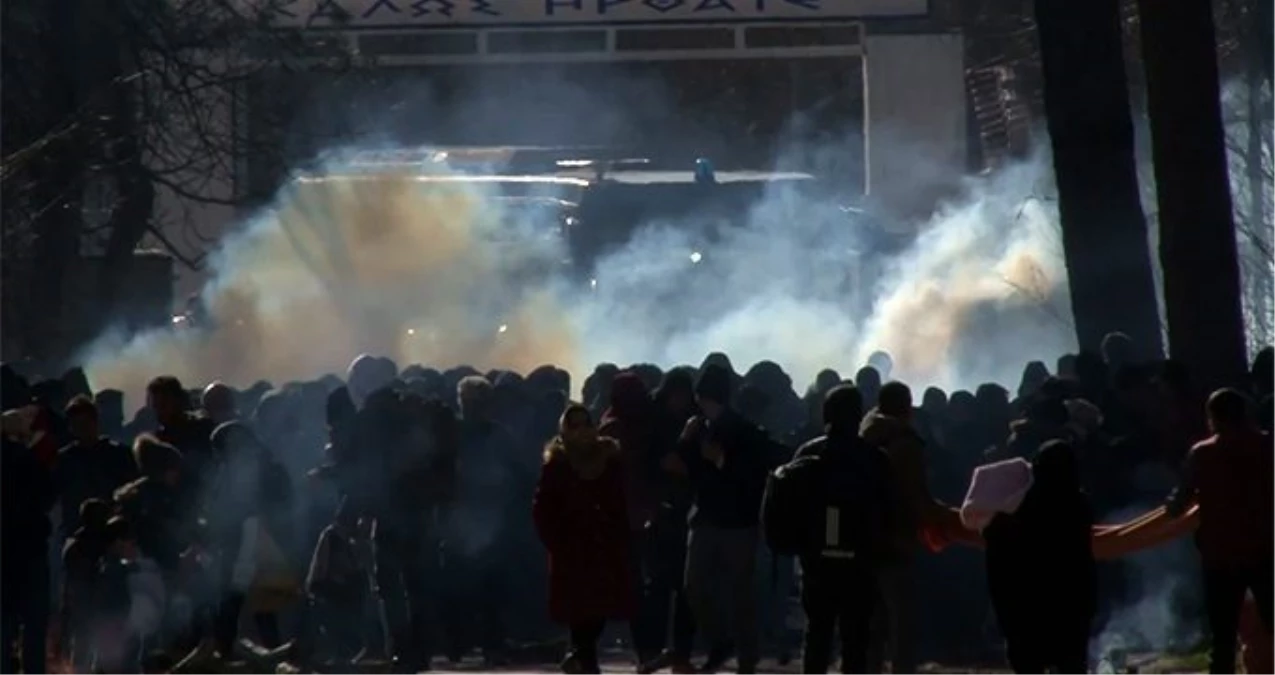 Son Dakika: Edirne Pazarkule\'den Yunanistan\'a geçmek isteyen mültecilere gaz bombasıyla müdahale edildi
