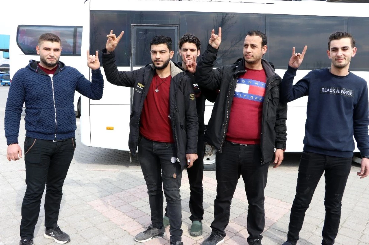 Kahramanmaraş\'ta yaşayan Suriyeliler, askerimize destek olmak için İdlib\'e gitti