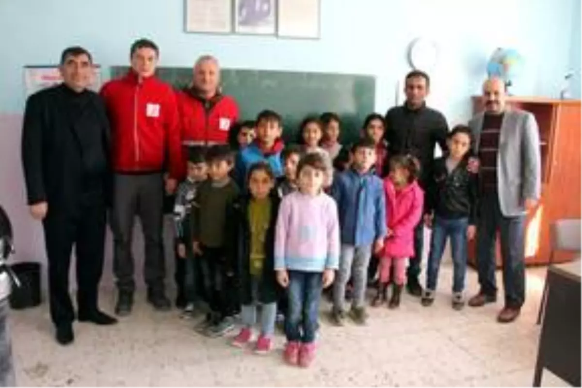 Türk Kızılay, Elazığ\'da depremde zarar gören köy okullarını onarıyor