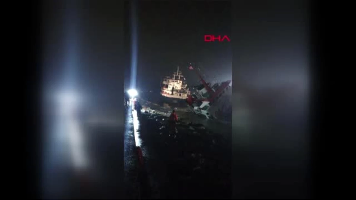 Tuzla\'da sürüklenen gemi başka bir gemiye çarptı 13 personel tahliye edildi