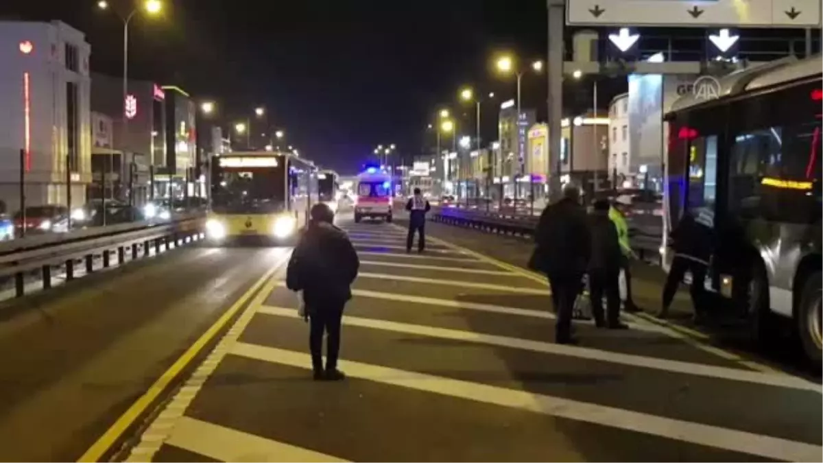 Avcılar\'da yerinden çıkan rögar kapağı metrobüse saplandı: 1 yaralı