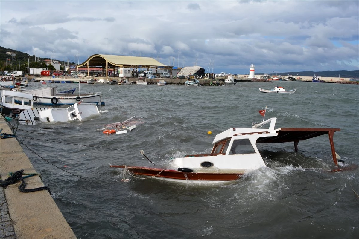 Balıkesir\'de fırtına balıkçı teknelerini batırdı