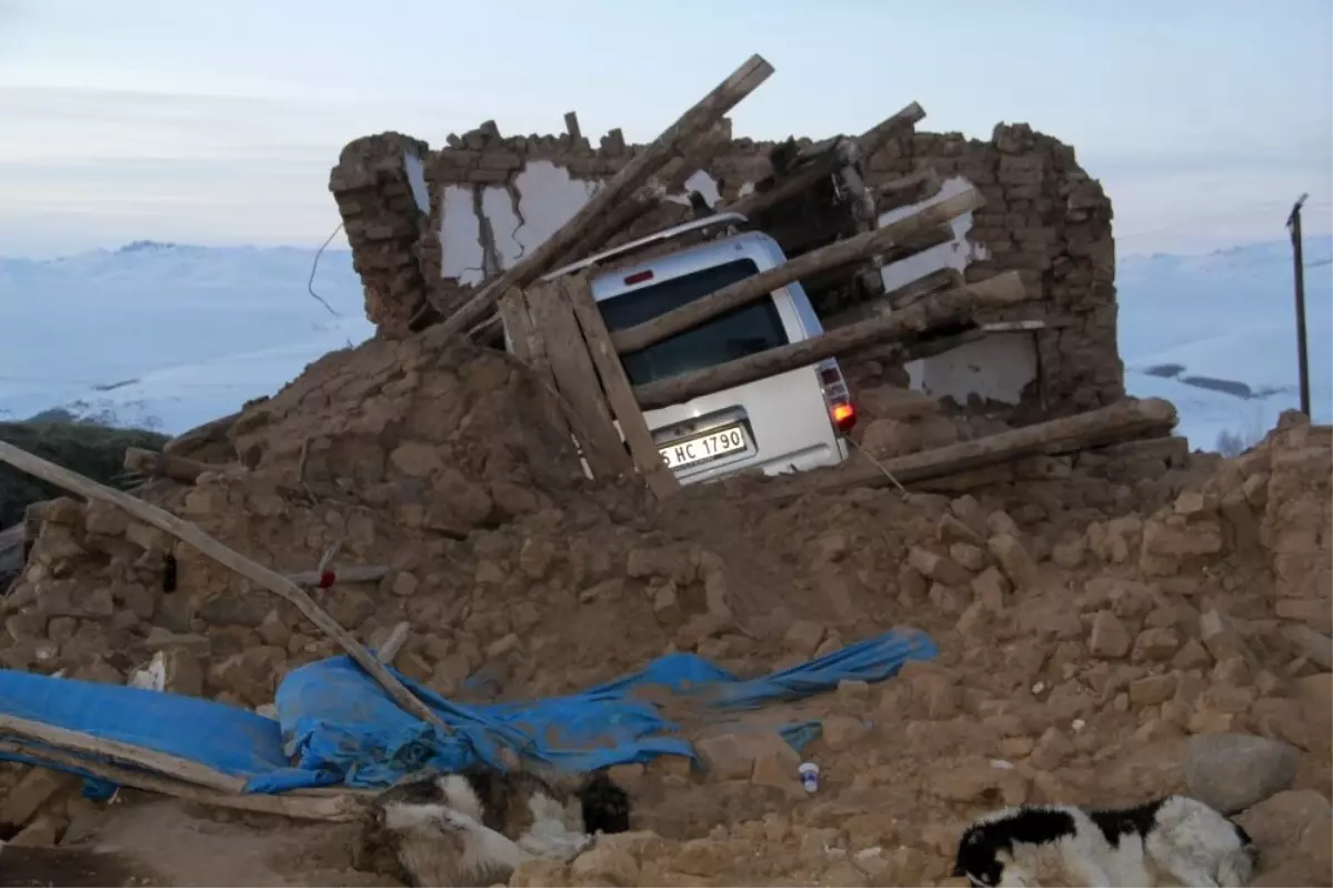 Başkale\'de deprem bölgesinde yaralar sarılıyor