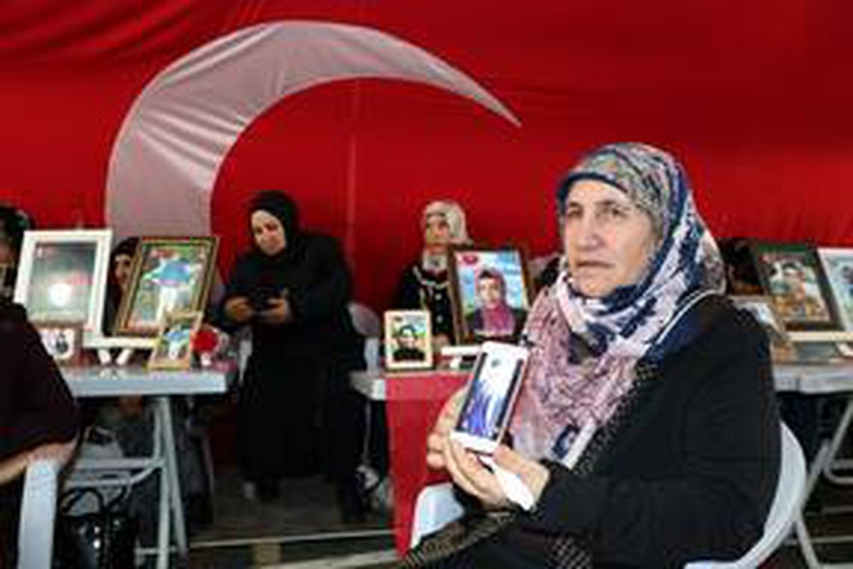 Diyarbakır annelerinin oturma eylemine iki aile daha katıldı