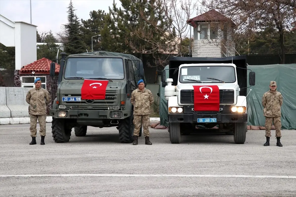 Elazığ\'da jandarma, depremzedeler için nakliye hizmetini sürdürüyor