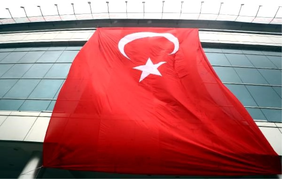 Fenerbahçe Ülker Stadyumu şehitlerimizin anısına kırmızı beyaza boyandı