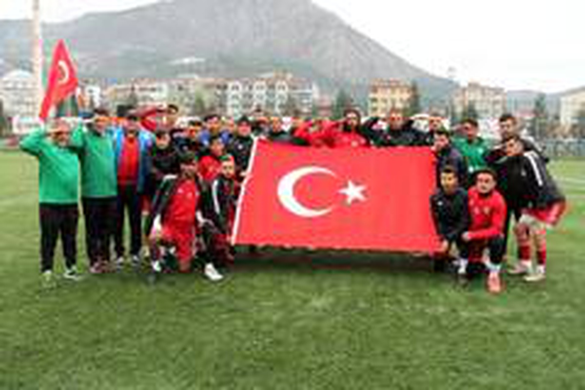 Futbolculardan Mehmetçiğe asker selamlı ve Türk bayraklı destek