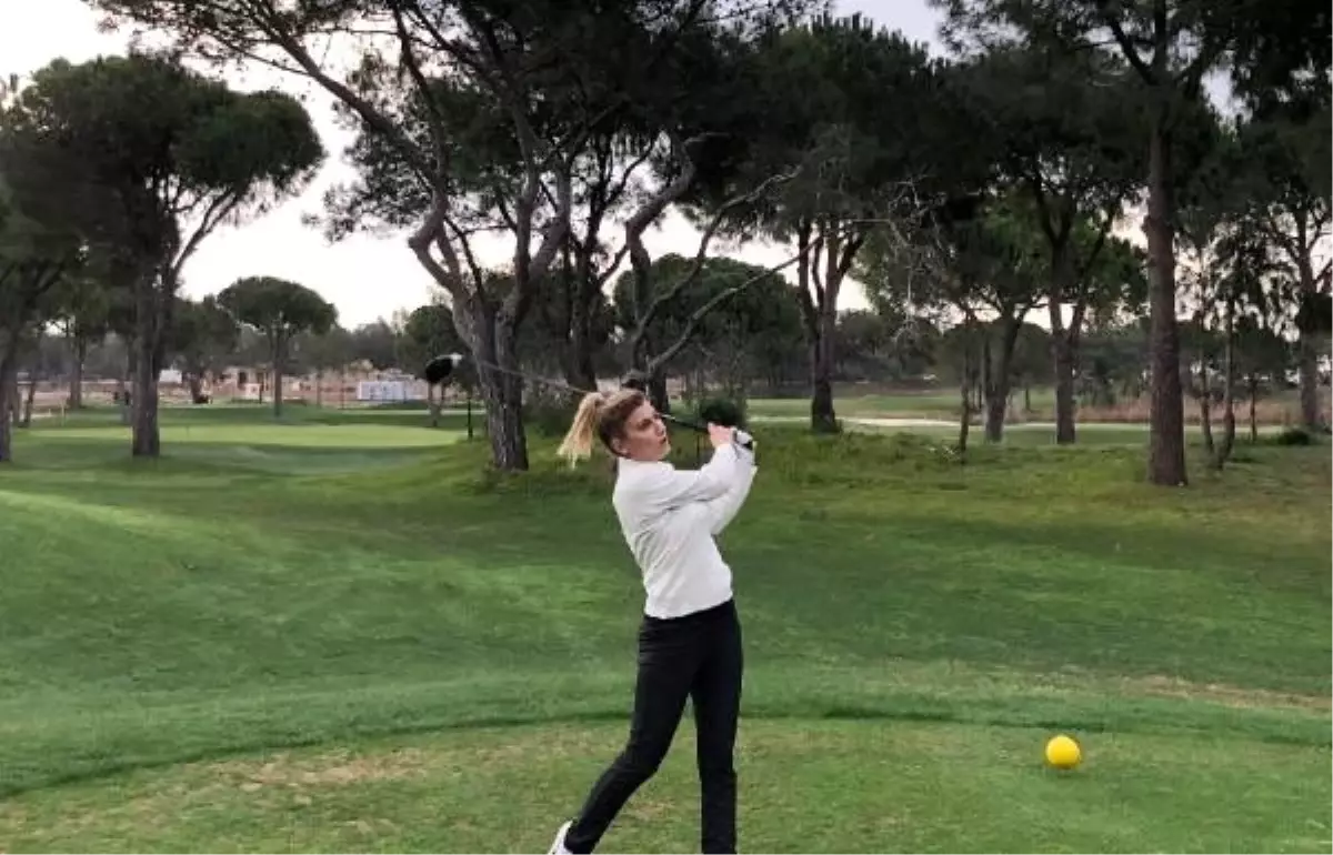 Golfçüler şehitler için saygı duruşunda bulundu