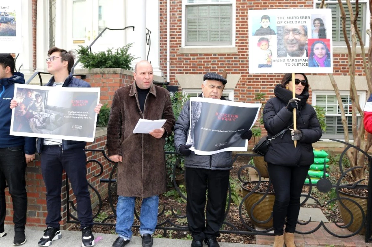 Hocalı Katliamı Ermenistan\'ın Washington Büyükelçiliği önünde protesto edildi