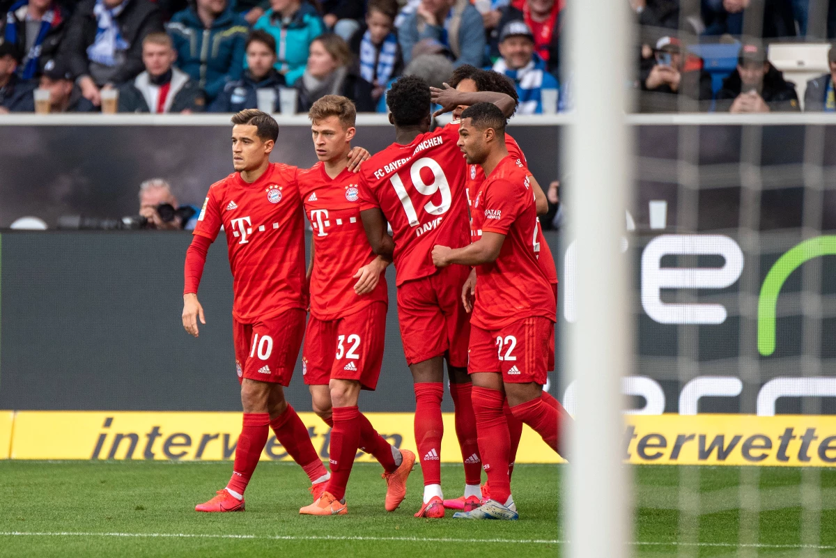 Hoffenheim - Bayern Münih maçında küfürlü pankartlar açılınca, hakemler soyunma odasına gitti