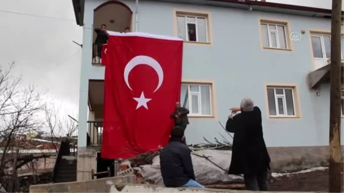 İdlib\'de şehit olan Uzman Çavuş Özdemir\'in ailesine acı haber verildi