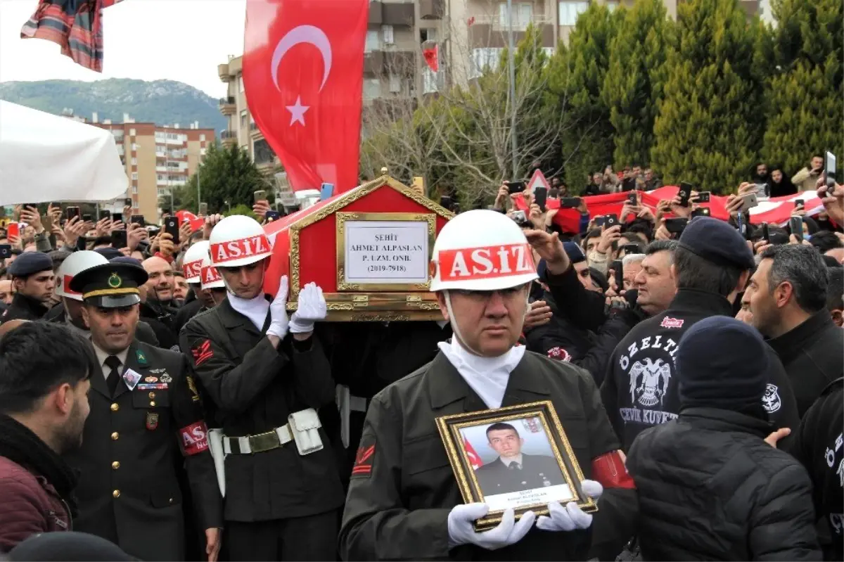 İdlib şehidi Uzman Onbaşı Ahmet Alpaslan, İzmir\'de son yolculuğuna uğurlandı