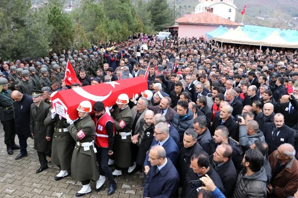 İdlib şehidini binler uğurladı