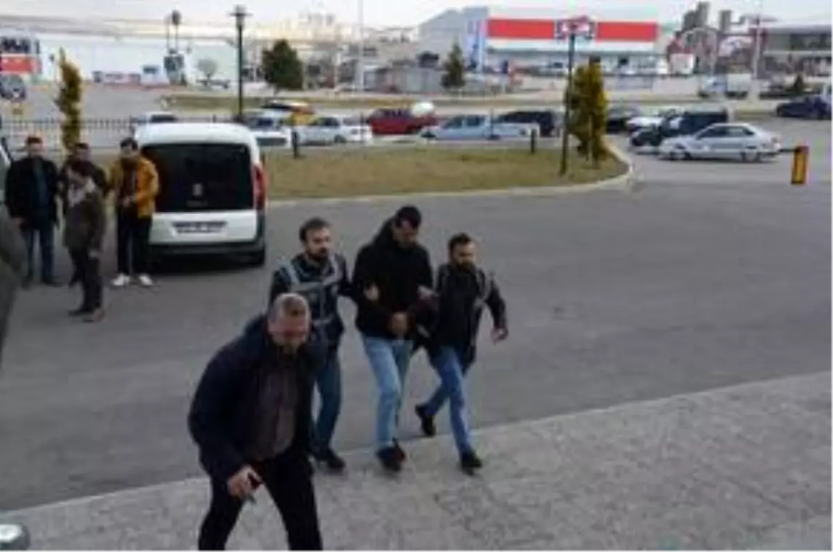 Karaman\'da kendilerini polis olarak tanıtan 4 zanlı tutuklandı