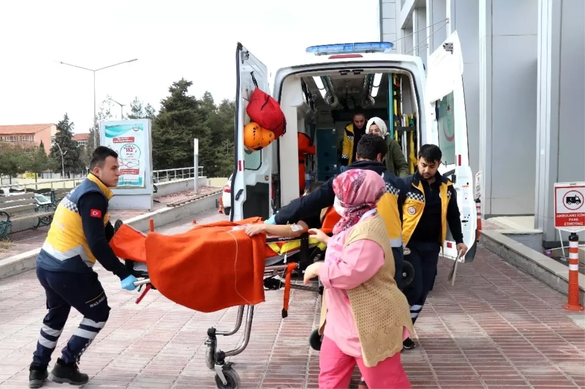 Liseli genç karnına bıçak sapladı