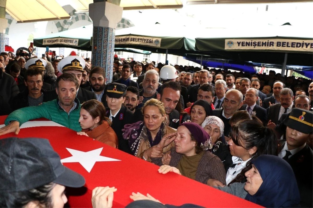 Mersinli şehit annesi, evladını asker selamı ile uğurladı