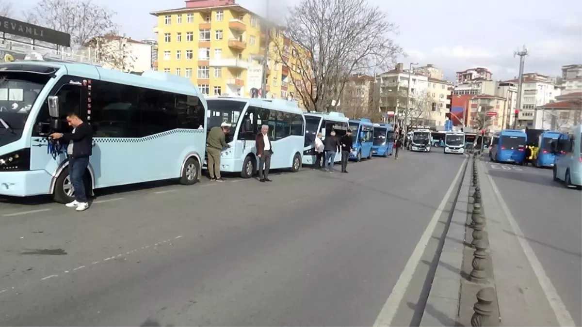 Minibüsçüler araçlarına siyah kurdele bağlayarak şehitleri andı