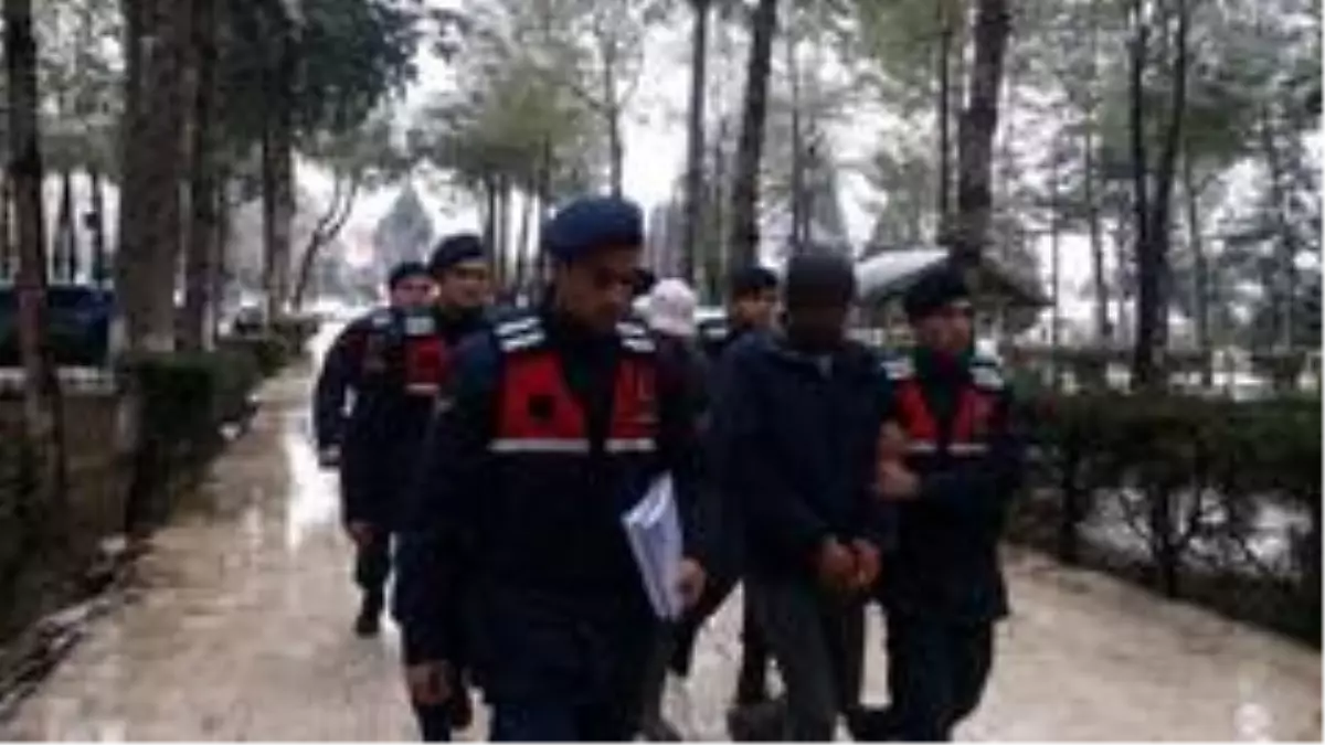 Muhtar ve devlet memuru kaçak kazı yaparken JASAT\'a yakalandı