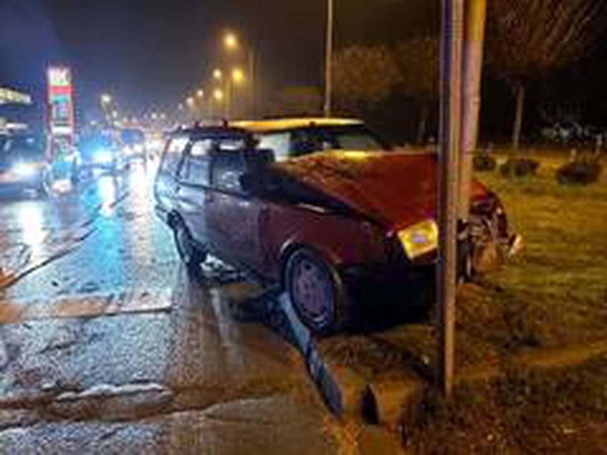 Otomobil trafik lambasına çarptı: 2 yaralı