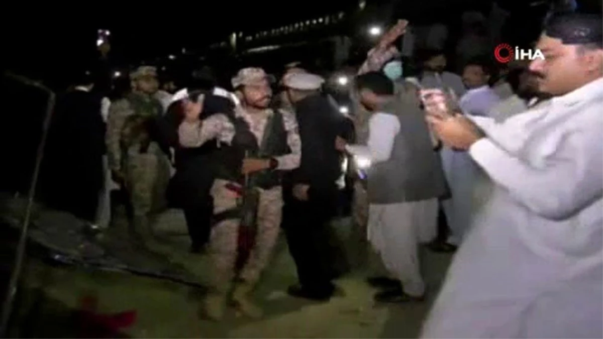 Pakistan\'da tren ve otobüs çarpıştı: 18 ölü, 55 yaralı
