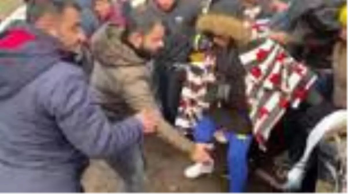 Pazarkule Sınır Kapısı önünde bekleyen düzensiz göçmenler tellerden atlayarak tampon bölgeye geçti