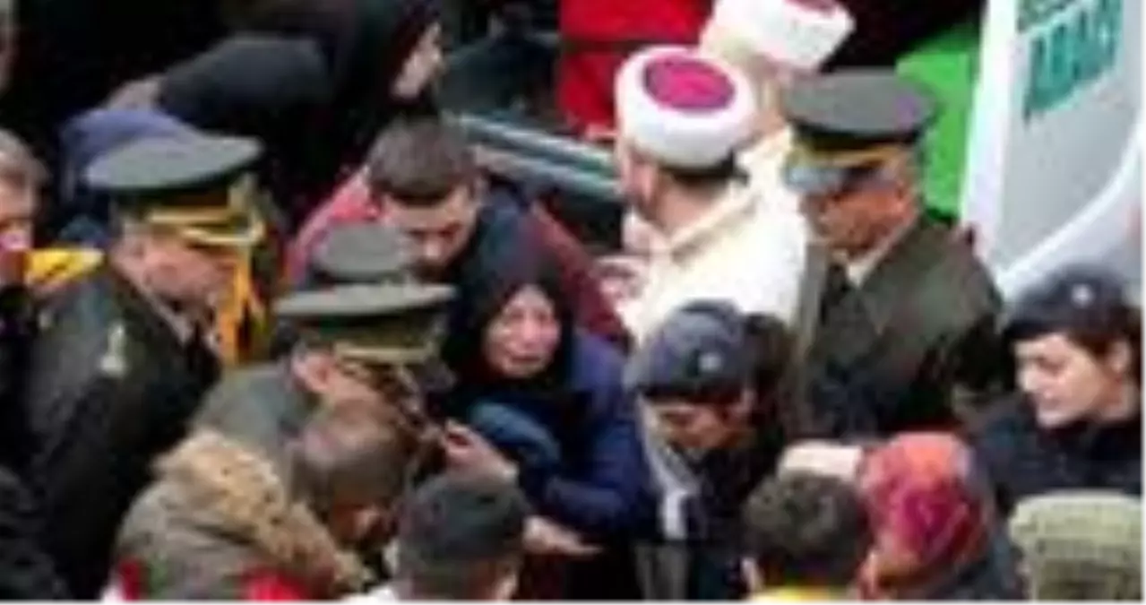 Şehit annesi, oğlunun fotoğrafına ve beresine sarılarak gözyaşı döktü