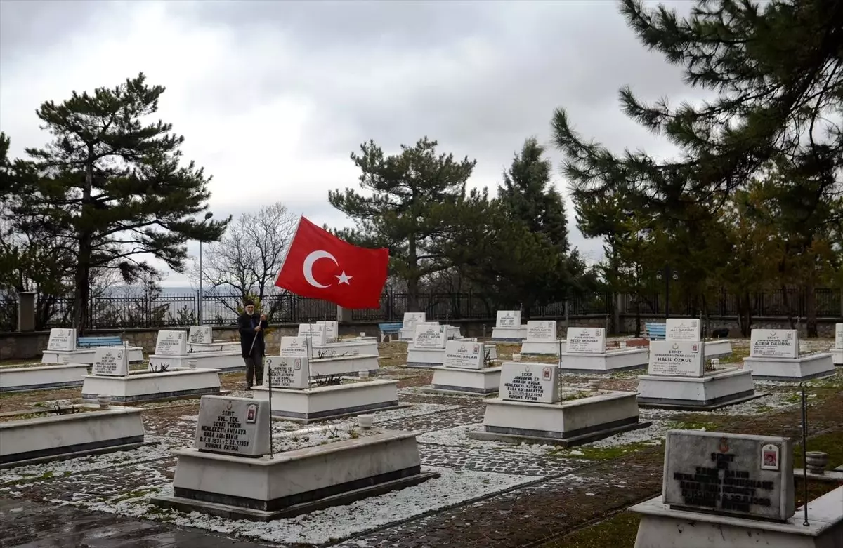 Şehit haberini alınca Türk bayrağını alıp şehit oğlunun mezarına koştu